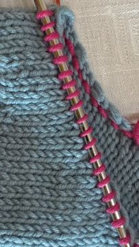 abgekettete Maschen aufnehmen vorne